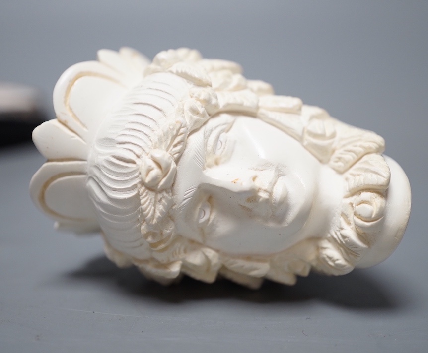A cased carved Meerschaum pipe 15cm